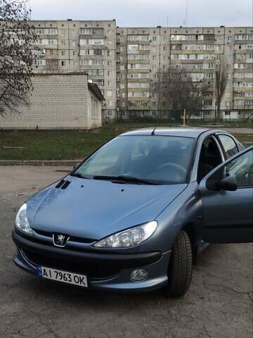 Серый Пежо 206, объемом двигателя 1.36 л и пробегом 227 тыс. км за 3400 $, фото 1 на Automoto.ua