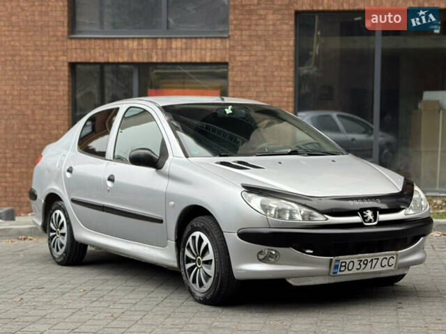 Серый Пежо 206, объемом двигателя 1.36 л и пробегом 184 тыс. км за 2100 $, фото 1 на Automoto.ua