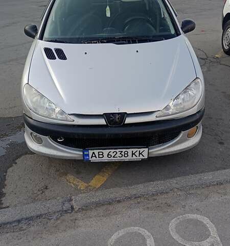 Серый Пежо 206, объемом двигателя 1.36 л и пробегом 300 тыс. км за 2800 $, фото 1 на Automoto.ua