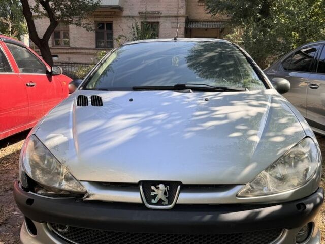 Серый Пежо 206, объемом двигателя 1.4 л и пробегом 188 тыс. км за 2100 $, фото 1 на Automoto.ua