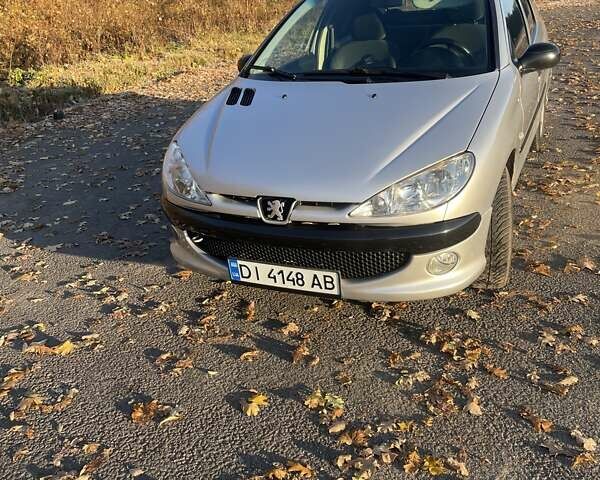 Сірий Пежо 206, об'ємом двигуна 1.36 л та пробігом 230 тис. км за 3200 $, фото 1 на Automoto.ua