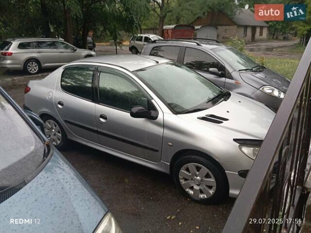 Сірий Пежо 206, об'ємом двигуна 1.36 л та пробігом 153 тис. км за 2800 $, фото 1 на Automoto.ua
