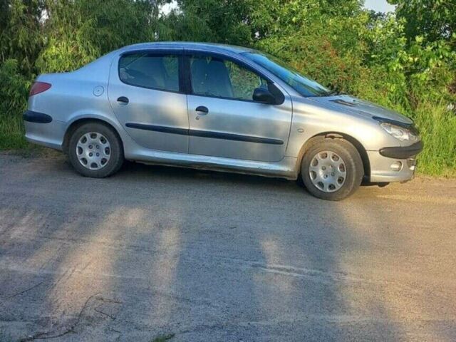 Сірий Пежо 206, об'ємом двигуна 1.36 л та пробігом 238 тис. км за 2800 $, фото 1 на Automoto.ua