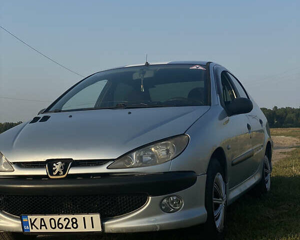 Серый Пежо 206, объемом двигателя 1.4 л и пробегом 389 тыс. км за 2500 $, фото 1 на Automoto.ua