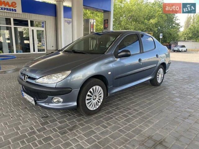 Серый Пежо 206, объемом двигателя 1.36 л и пробегом 245 тыс. км за 4499 $, фото 1 на Automoto.ua
