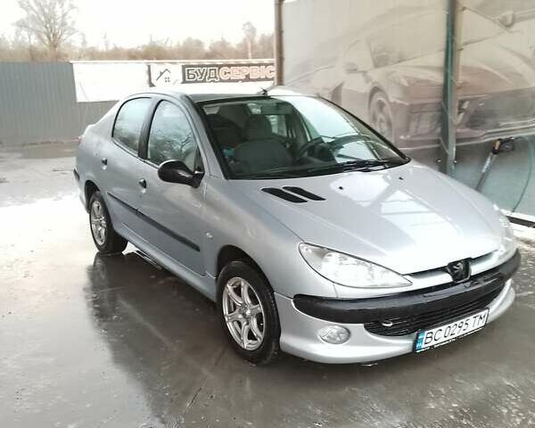 Серый Пежо 206, объемом двигателя 1.36 л и пробегом 200 тыс. км за 3800 $, фото 1 на Automoto.ua