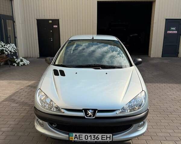 Серый Пежо 206, объемом двигателя 1.36 л и пробегом 49 тыс. км за 4700 $, фото 1 на Automoto.ua