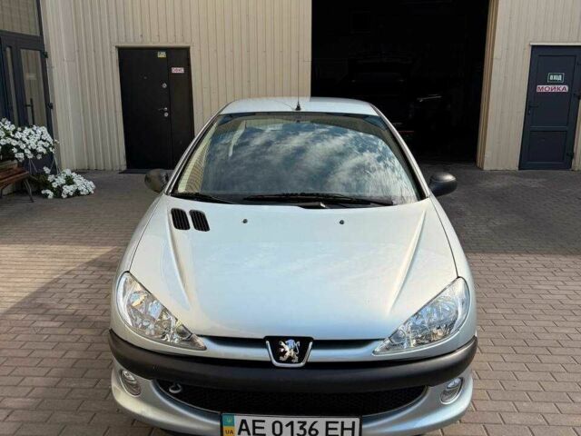 Серый Пежо 206, объемом двигателя 1.4 л и пробегом 49 тыс. км за 4700 $, фото 1 на Automoto.ua