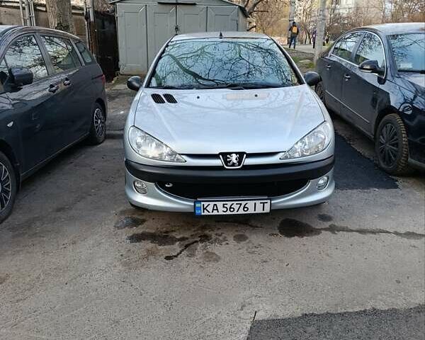 Сірий Пежо 206, об'ємом двигуна 1.36 л та пробігом 150 тис. км за 3200 $, фото 1 на Automoto.ua
