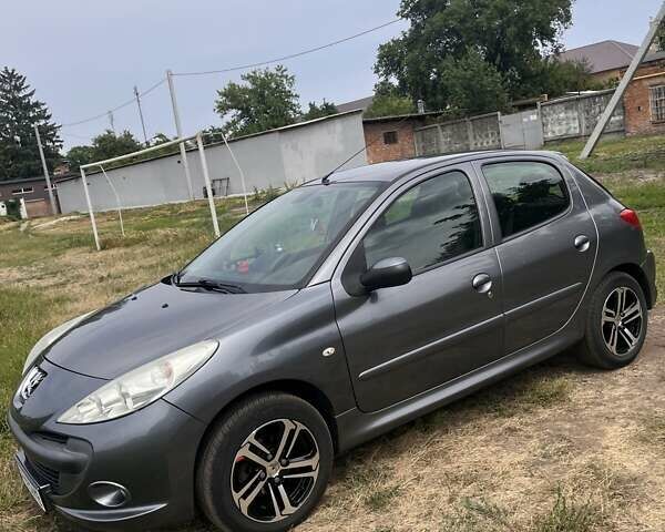Сірий Пежо 206, об'ємом двигуна 1.36 л та пробігом 228 тис. км за 5800 $, фото 1 на Automoto.ua