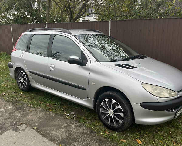 Серый Пежо 206, объемом двигателя 1.36 л и пробегом 220 тыс. км за 3000 $, фото 1 на Automoto.ua