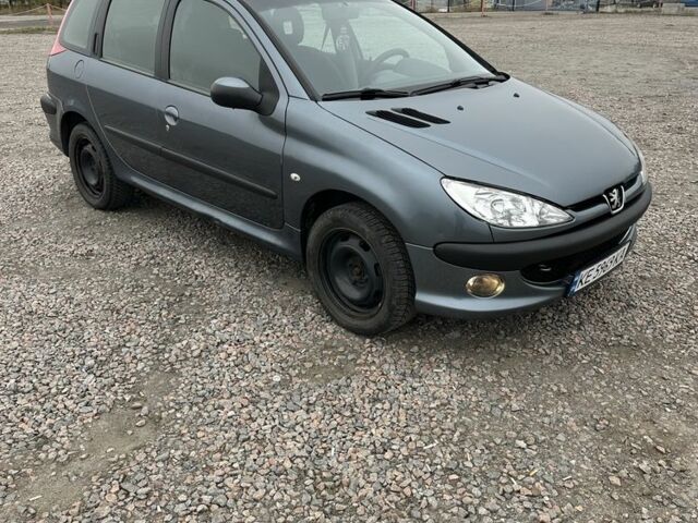 Серый Пежо 206, объемом двигателя 1.4 л и пробегом 209 тыс. км за 3700 $, фото 1 на Automoto.ua