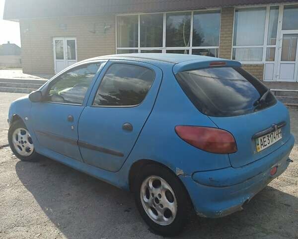 Синий Пежо 206, объемом двигателя 1.4 л и пробегом 300 тыс. км за 2500 $, фото 1 на Automoto.ua