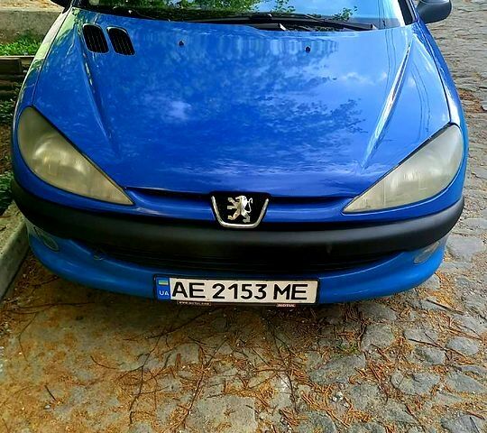 Синий Пежо 206, объемом двигателя 1.4 л и пробегом 295 тыс. км за 2100 $, фото 1 на Automoto.ua