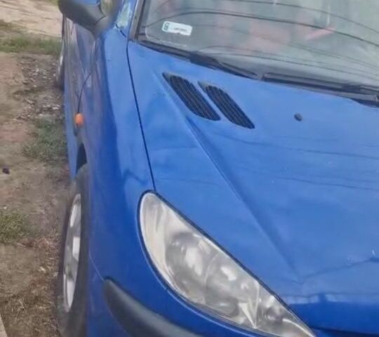 Синій Пежо 206, об'ємом двигуна 1 л та пробігом 400 тис. км за 1100 $, фото 1 на Automoto.ua