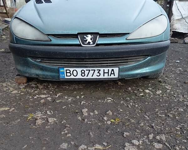 Зеленый Пежо 206, объемом двигателя 1.1 л и пробегом 250 тыс. км за 1800 $, фото 1 на Automoto.ua