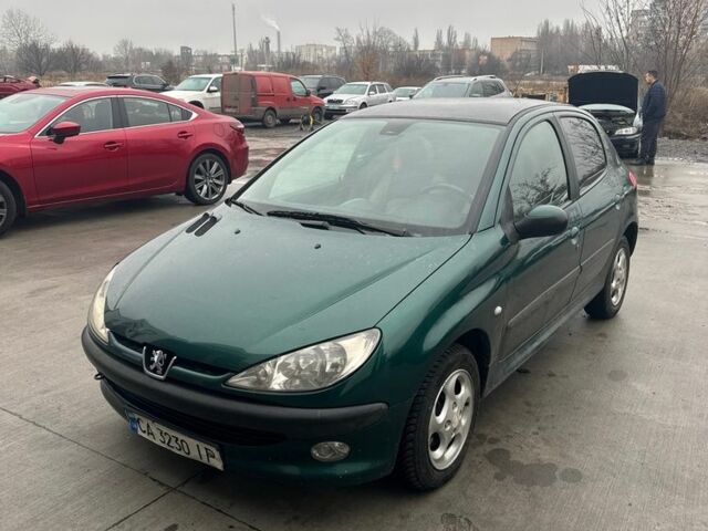Зеленый Пежо 206, объемом двигателя 1.4 л и пробегом 200 тыс. км за 3750 $, фото 1 на Automoto.ua