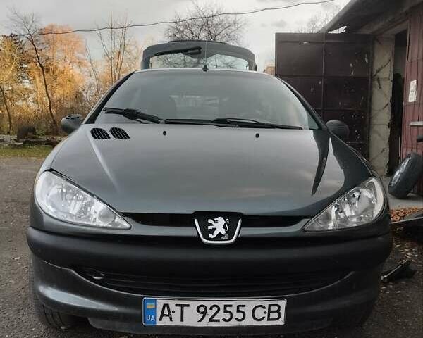 Зелений Пежо 206, об'ємом двигуна 1.36 л та пробігом 200 тис. км за 3300 $, фото 1 на Automoto.ua