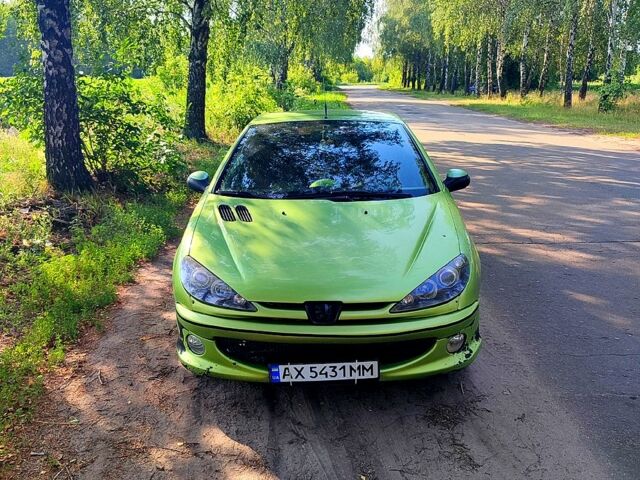 Зеленый Пежо 206, объемом двигателя 1.6 л и пробегом 200 тыс. км за 3800 $, фото 1 на Automoto.ua