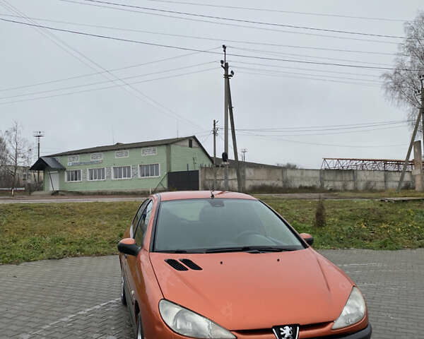 Помаранчевий Пежо 206, об'ємом двигуна 1.36 л та пробігом 143 тис. км за 2000 $, фото 1 на Automoto.ua