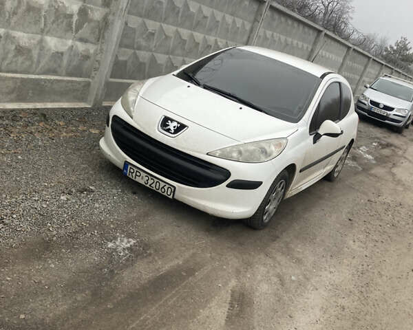 Белый Пежо 207, объемом двигателя 1.4 л и пробегом 135 тыс. км за 2250 $, фото 1 на Automoto.ua
