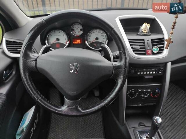 Белый Пежо 207, объемом двигателя 1.36 л и пробегом 130 тыс. км за 4200 $, фото 1 на Automoto.ua