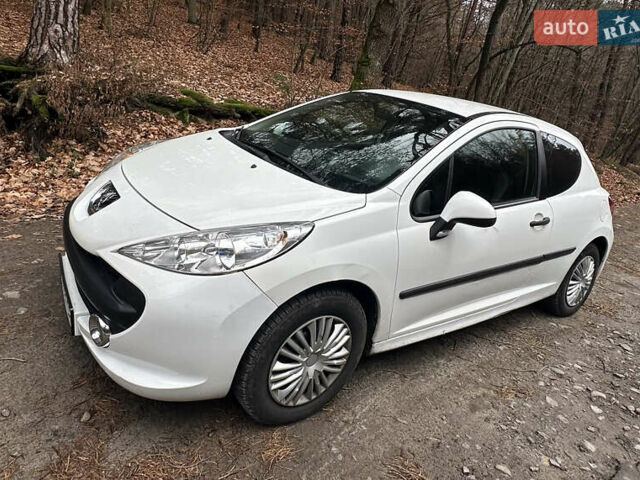 Белый Пежо 207, объемом двигателя 1.36 л и пробегом 320 тыс. км за 3800 $, фото 1 на Automoto.ua