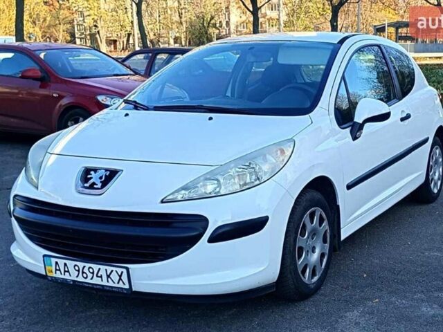 Белый Пежо 207, объемом двигателя 1.4 л и пробегом 205 тыс. км за 3300 $, фото 1 на Automoto.ua