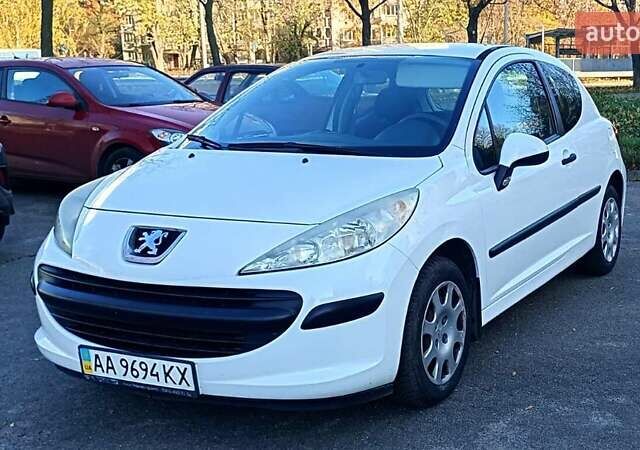 Белый Пежо 207, объемом двигателя 1.4 л и пробегом 205 тыс. км за 3500 $, фото 1 на Automoto.ua