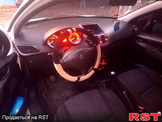 Белый Пежо 207, объемом двигателя 1.4 л и пробегом 167 тыс. км за 4500 $, фото 1 на Automoto.ua