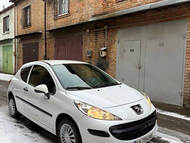 Белый Пежо 207, объемом двигателя 1.4 л и пробегом 299 тыс. км за 3000 $, фото 1 на Automoto.ua