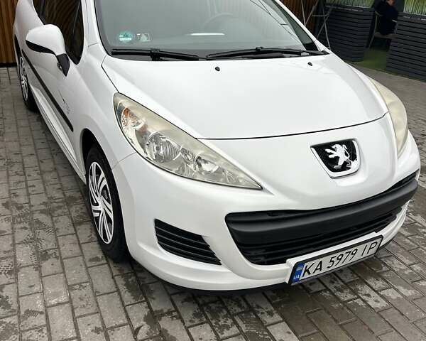Белый Пежо 207, объемом двигателя 1.36 л и пробегом 164 тыс. км за 4700 $, фото 1 на Automoto.ua