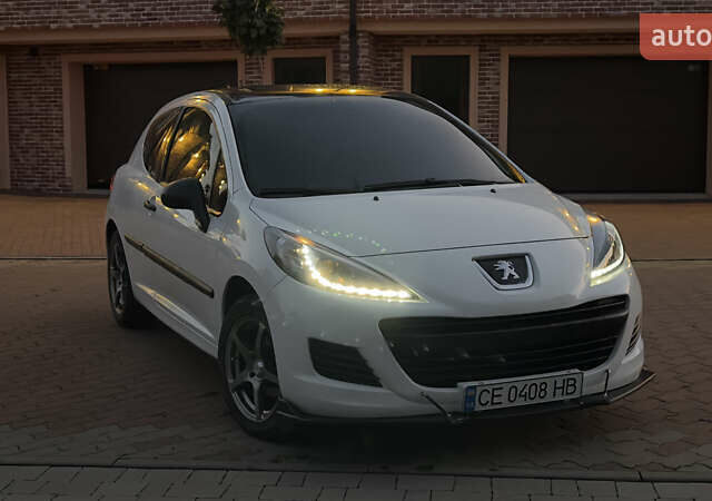 Белый Пежо 207, объемом двигателя 1.36 л и пробегом 206 тыс. км за 5500 $, фото 1 на Automoto.ua