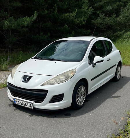 Білий Пежо 207, об'ємом двигуна 1.36 л та пробігом 237 тис. км за 4300 $, фото 1 на Automoto.ua