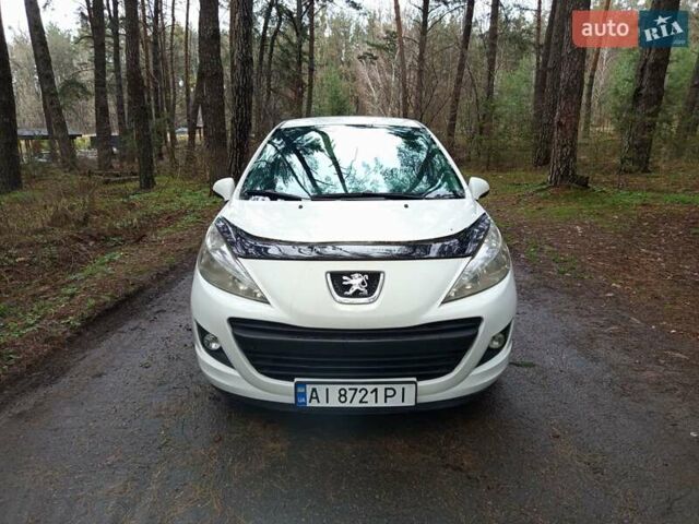 Белый Пежо 207, объемом двигателя 1.36 л и пробегом 269 тыс. км за 3000 $, фото 1 на Automoto.ua