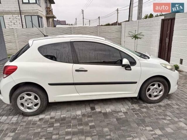 Белый Пежо 207, объемом двигателя 1.36 л и пробегом 175 тыс. км за 3300 $, фото 1 на Automoto.ua