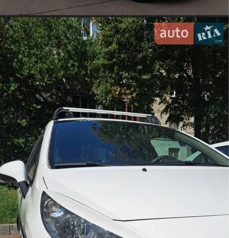 Белый Пежо 207, объемом двигателя 0 л и пробегом 150 тыс. км за 5200 $, фото 1 на Automoto.ua