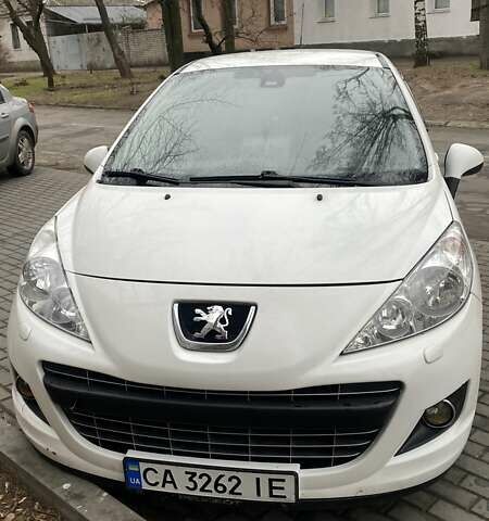 Белый Пежо 207, объемом двигателя 1.36 л и пробегом 137 тыс. км за 5300 $, фото 1 на Automoto.ua