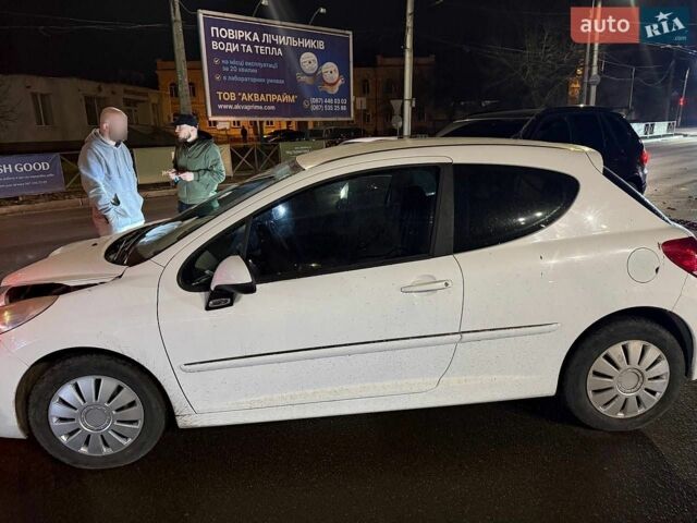 Белый Пежо 207, объемом двигателя 1.4 л и пробегом 150 тыс. км за 2400 $, фото 1 на Automoto.ua