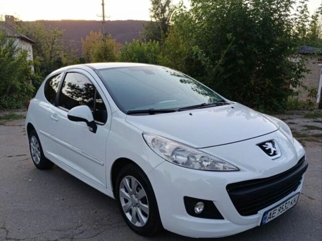 Белый Пежо 207, объемом двигателя 1.4 л и пробегом 211 тыс. км за 5300 $, фото 1 на Automoto.ua