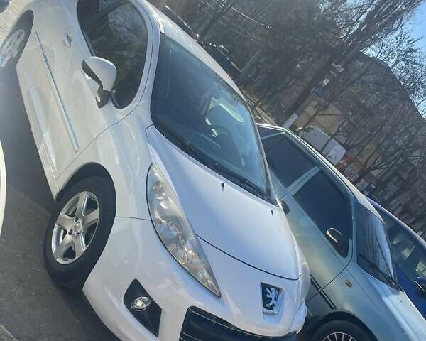 Білий Пежо 207, об'ємом двигуна 1.36 л та пробігом 80 тис. км за 5000 $, фото 1 на Automoto.ua