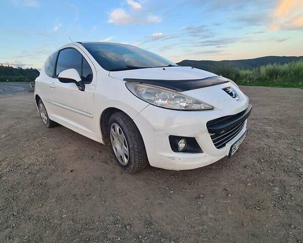 Білий Пежо 207, об'ємом двигуна 1.4 л та пробігом 200 тис. км за 4500 $, фото 1 на Automoto.ua