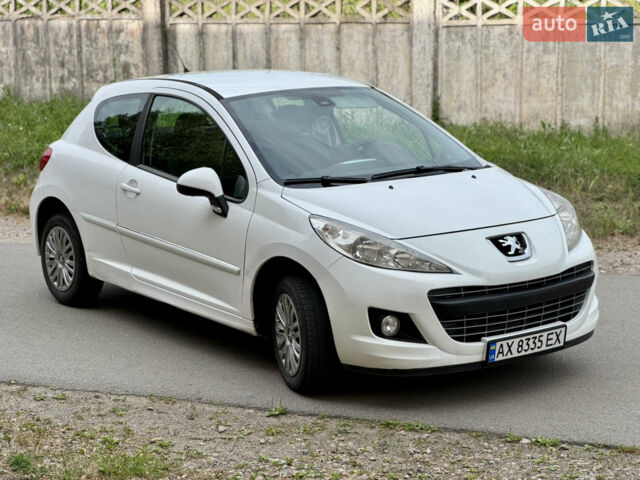 Белый Пежо 207, объемом двигателя 1.36 л и пробегом 165 тыс. км за 3700 $, фото 1 на Automoto.ua