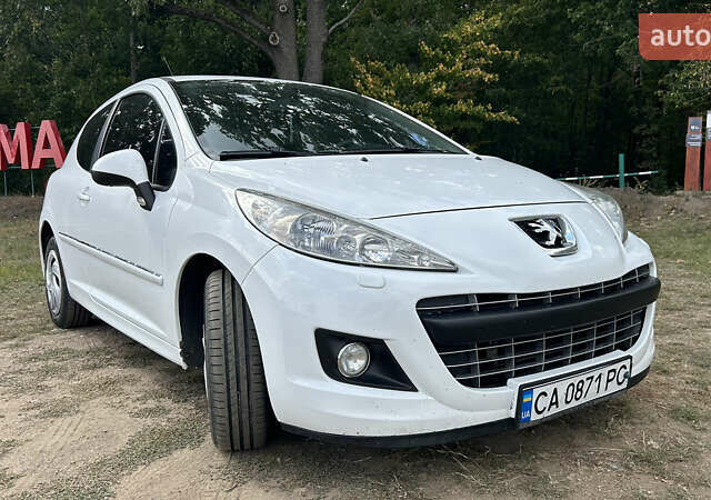 Белый Пежо 207, объемом двигателя 1.36 л и пробегом 220 тыс. км за 5600 $, фото 1 на Automoto.ua