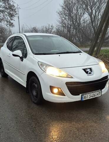 Белый Пежо 207, объемом двигателя 1.36 л и пробегом 197 тыс. км за 3700 $, фото 1 на Automoto.ua