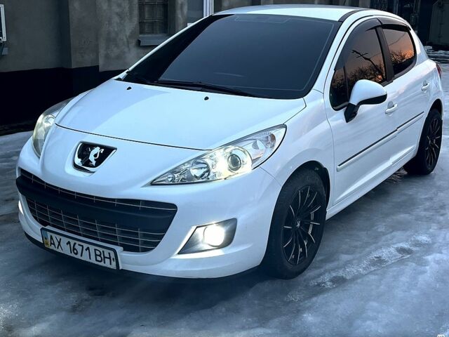 Белый Пежо 207, объемом двигателя 1.4 л и пробегом 90 тыс. км за 7600 $, фото 1 на Automoto.ua