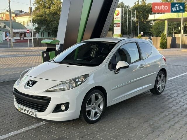 Белый Пежо 207, объемом двигателя 1.36 л и пробегом 169 тыс. км за 5100 $, фото 1 на Automoto.ua