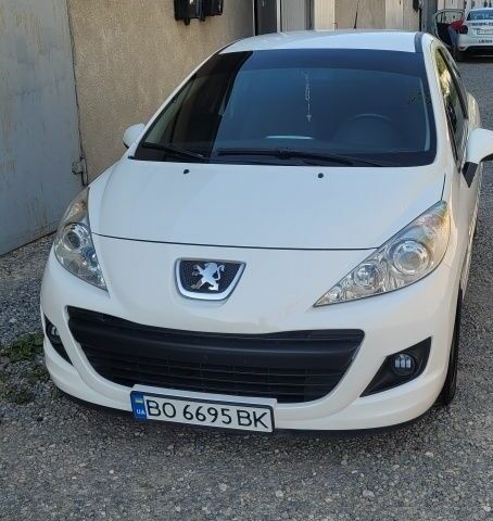 Белый Пежо 207, объемом двигателя 1.4 л и пробегом 198 тыс. км за 4100 $, фото 1 на Automoto.ua
