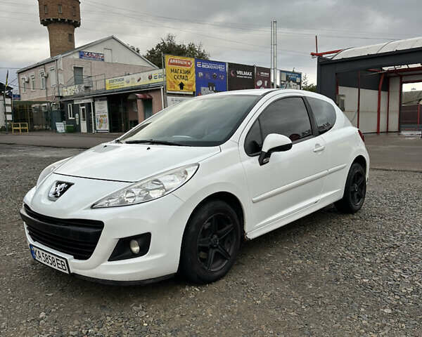 Білий Пежо 207, об'ємом двигуна 1.36 л та пробігом 300 тис. км за 4200 $, фото 1 на Automoto.ua