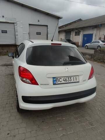 Белый Пежо 207, объемом двигателя 1.4 л и пробегом 195 тыс. км за 3600 $, фото 1 на Automoto.ua